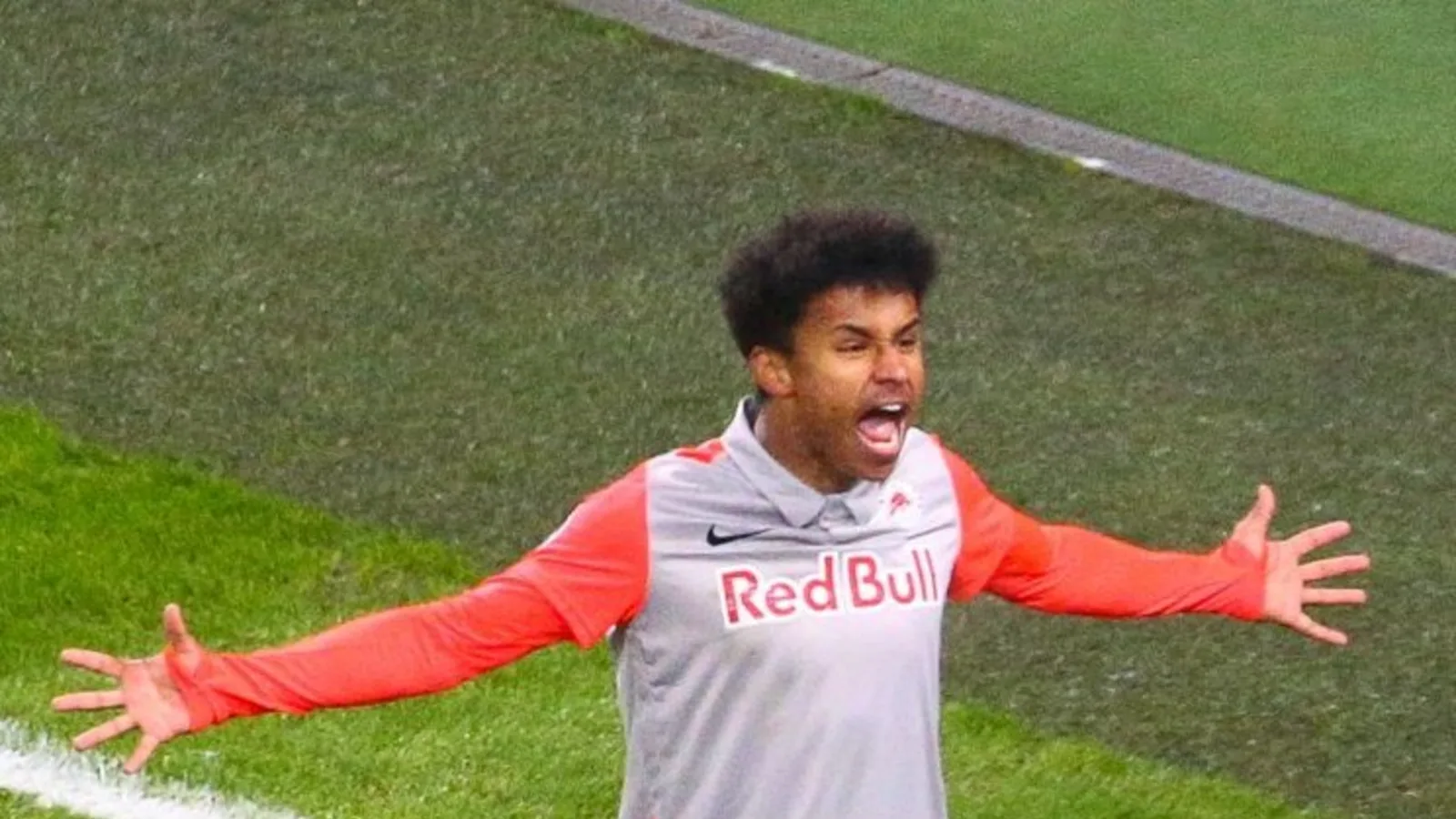 Karim Adeyemi durante su etapa en el Red Bull Salzburgo, antes de su fichaje por el FC Barcelona.