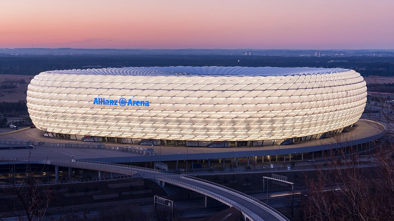 El estadio Allianz Arena iluminado de noche en Múnich, uno de los escenarios principales de la UEFA Champions League.