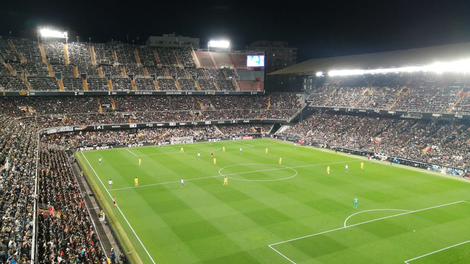 Futbolistas de Valencia y Barcelona durante un partido de LaLiga 2023-2024, imagen contextual para consultar un calendario de competición.