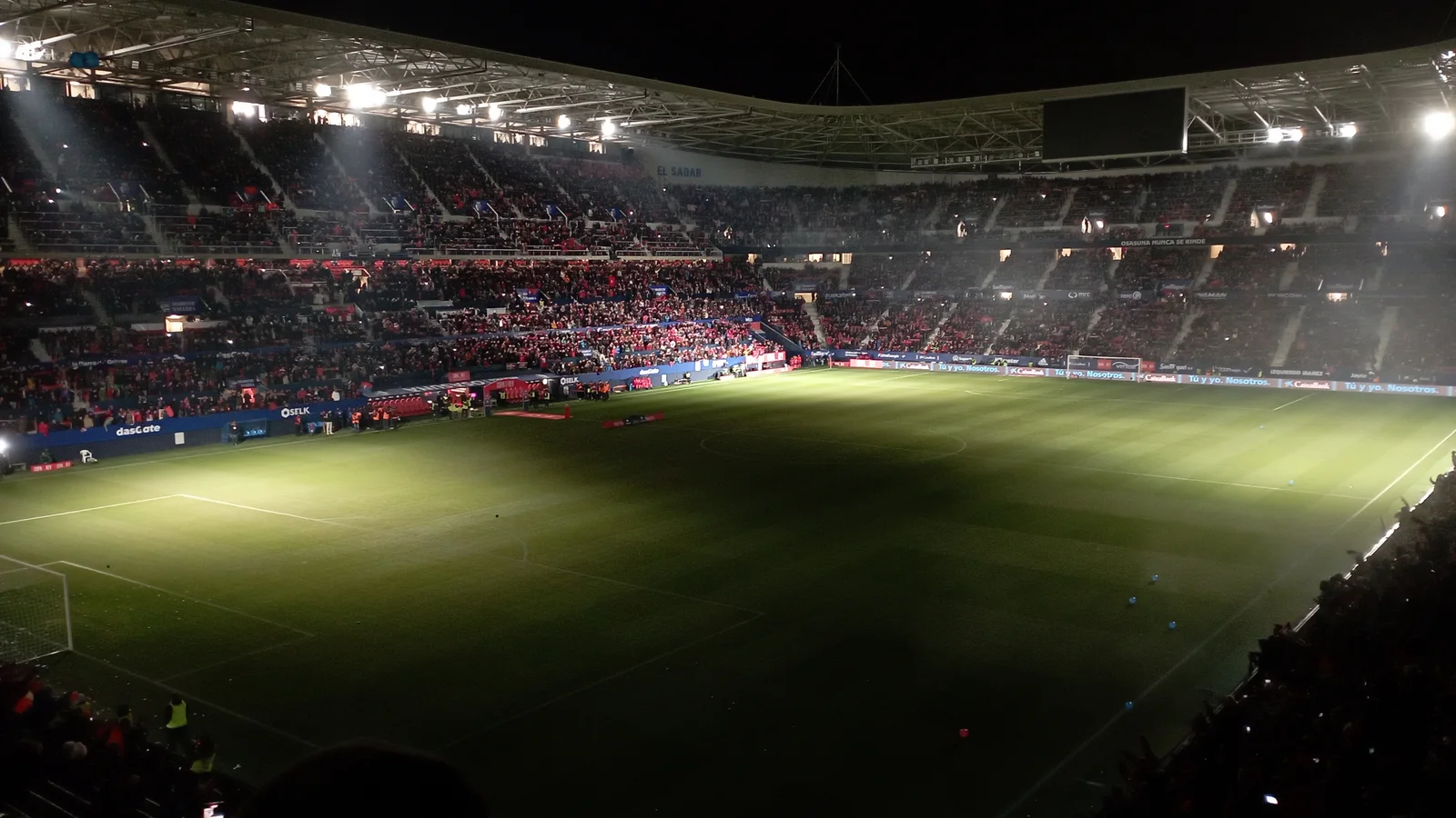 Gradas y terreno de juego del estadio El Sadar, campo del Club Atlético Osasuna.