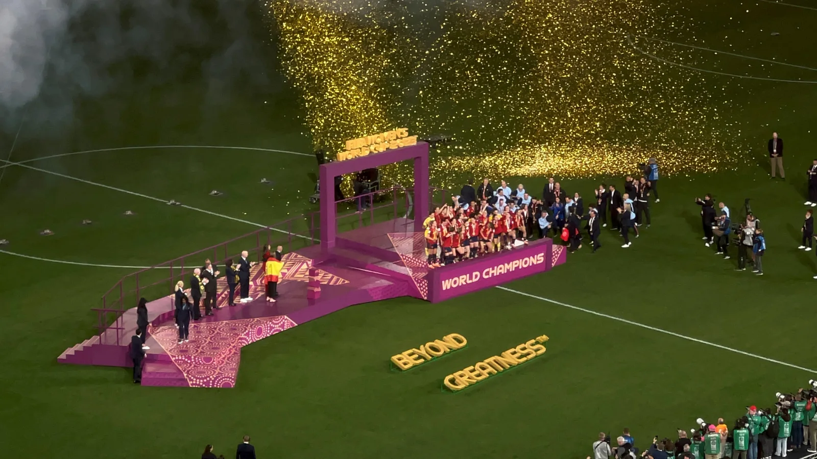 Ceremonia sobre el césped tras el Mundial femenino de 2023, antecedente directo de la doble corona española.