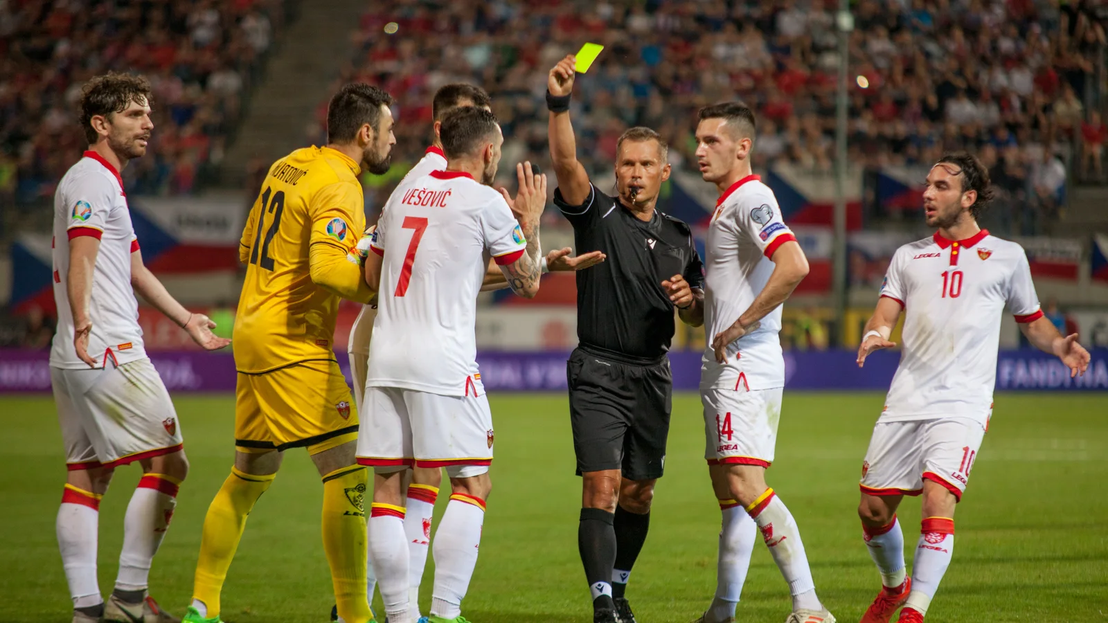 Árbitro mostrando una tarjeta durante un partido internacional, imagen contextual de la organización competitiva de LaLiga.
