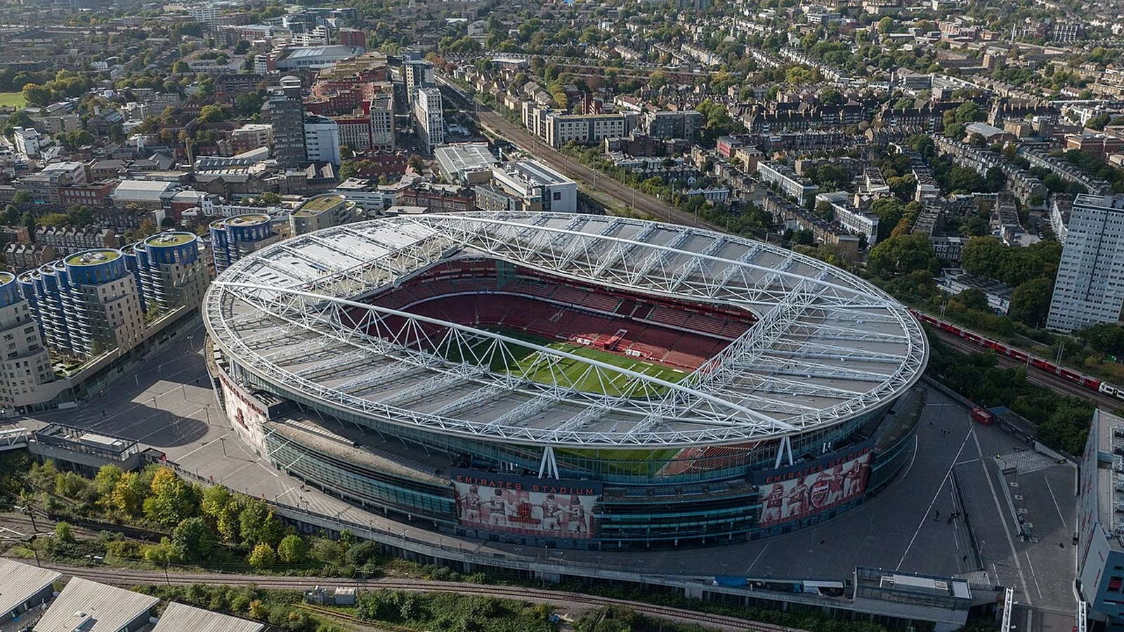 Vista aérea del césped y las gradas del Emirates Stadium en Londres, sede habitual de partidos de la Premier League.