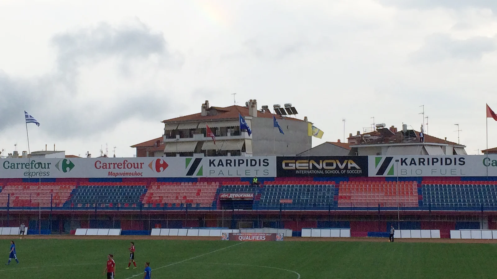 Estadio de fútbol de Veria durante un encuentro internacional, como contexto visual del Mundial 2026.