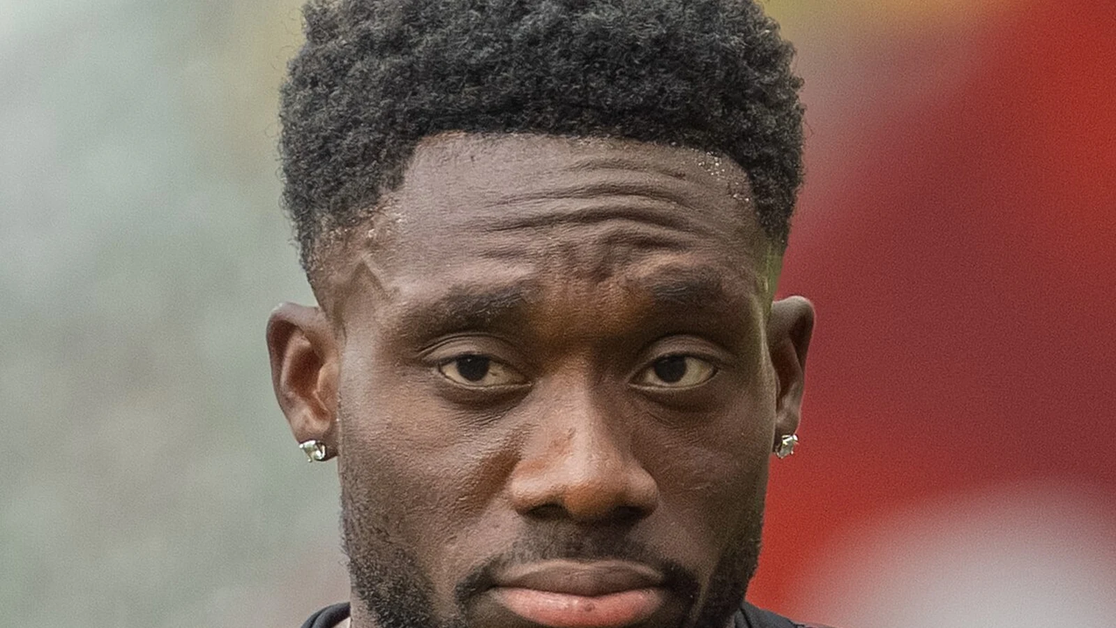 Alphonso Davies durante un encuentro internacional, objetivo del Real Madrid según las informaciones de mercado.