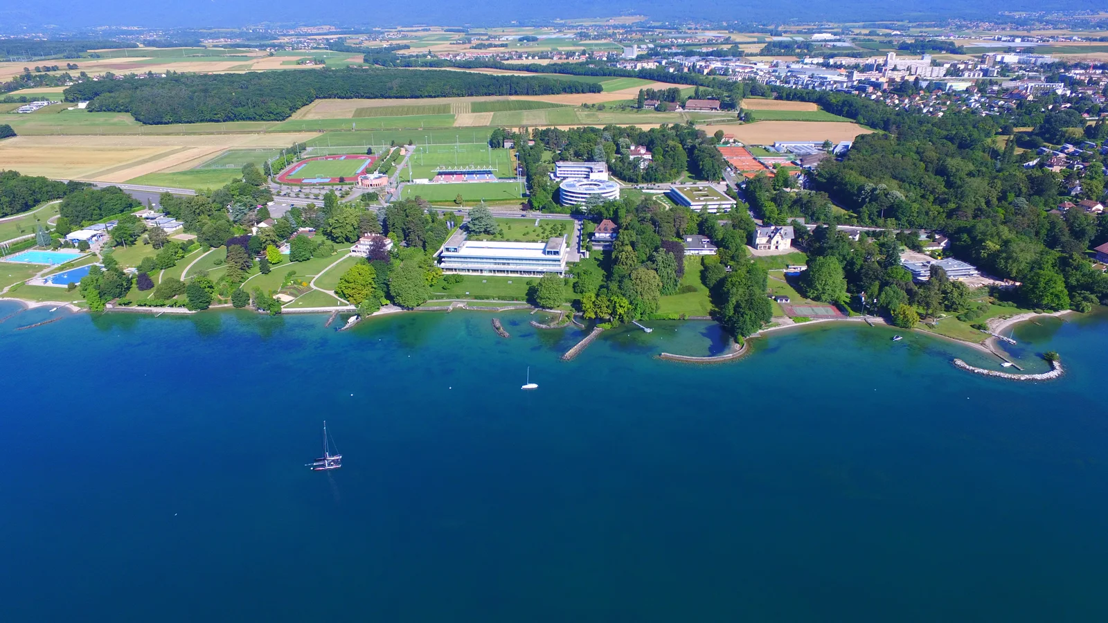 Vista aérea de la sede administrativa de la UEFA junto al lago en la ciudad suiza de Nyon.
